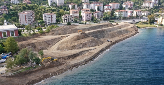 Gölcük Kuruçeşme Sahilinde Depremden Kalan İnşaat Atıkları Kaldırılıyor