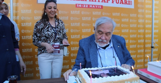 12. Kitap Fuarında Tarihin Usta Kalemi  İlber Ortaylı'ya Sürpriz Doğum Günü