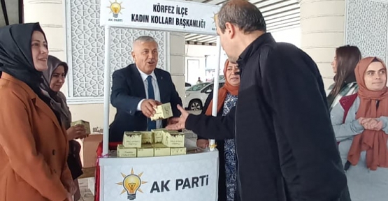 AK Partili Başkanlar Vatandaşlara Kandil Simidi Dağıttı