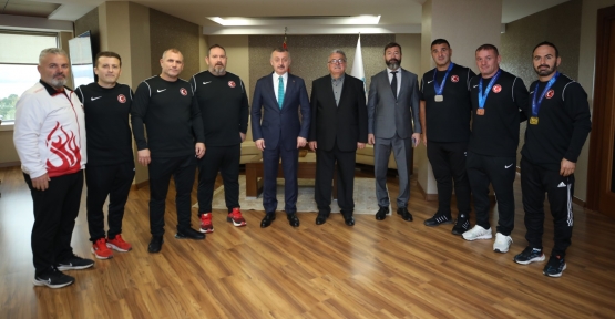 Başkan Büyükakın, Veteran Güreşçileri Tebrik Etti