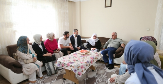 'Büyüklerimiz Başımızın Tacıdır'