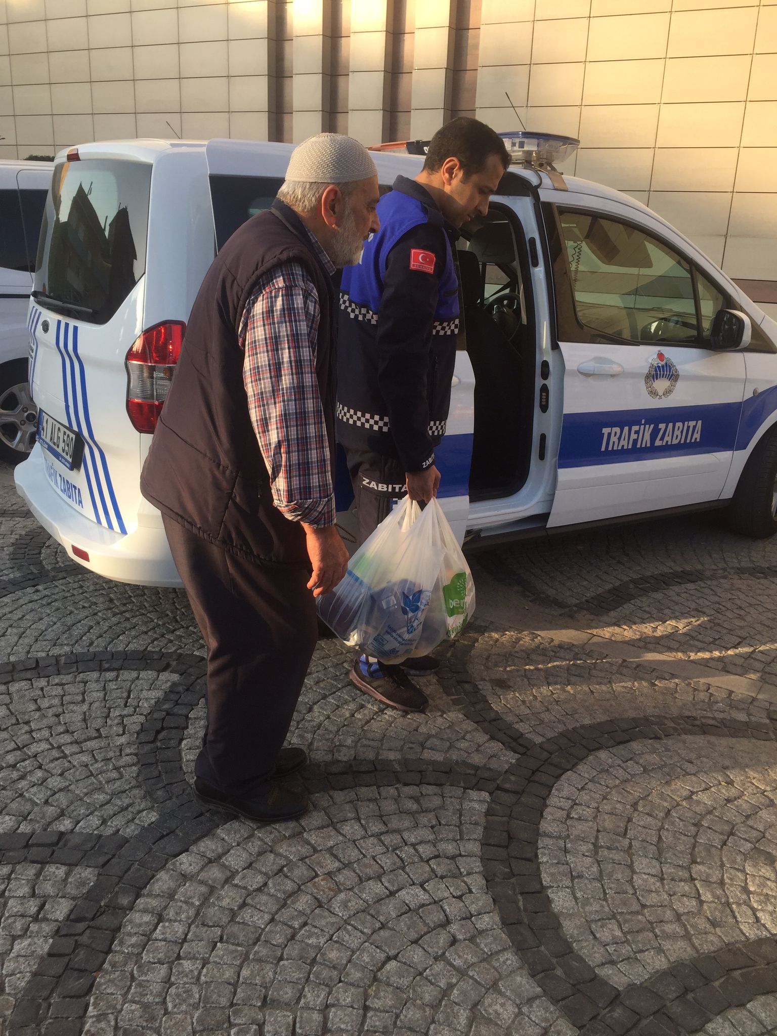 Büyükşehir Zabıtasından Yaşlılara Yardım Eli