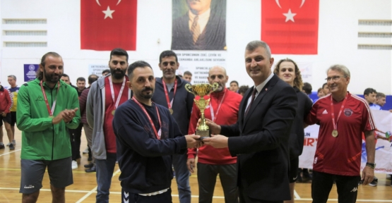 Kurumlar Arası Voleybol Turnuvası Şampiyonu Gölcük Belediyesi