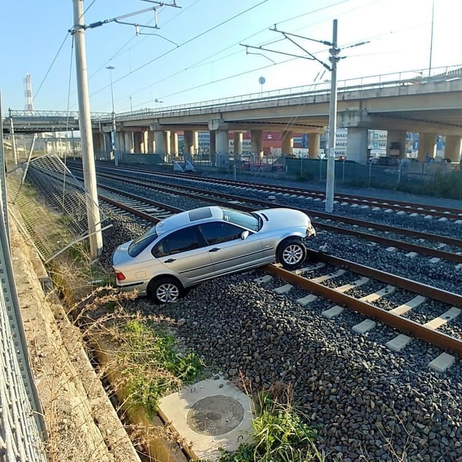 Otomobili İle Tren Yoluna Uçtu
