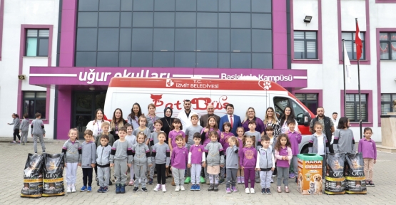 Öğrencilerden Patibüs’e Mama Desteği  