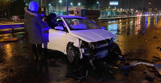 YOL ÇALIŞMASI OLAN BÖLGEDE OTOMOBILIYLE BETON BARIYERLERE ÇARPTI: 2 YARALI