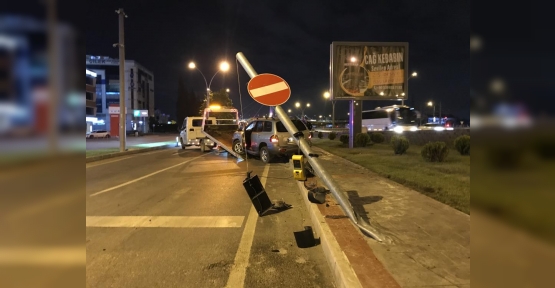 Aracıyla Sinyalizasyon Direğini Devirip Koşarak Bölgeden Uzaklaştı