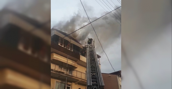 Çatıda Çıkan Yangın Daireye Sıçradı: Mahalleli Sokağa Döküldü