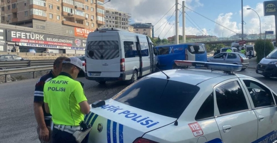 İşçi Servisi İle Kargo Midibüsü Çarpıştı: 4 Yaralı