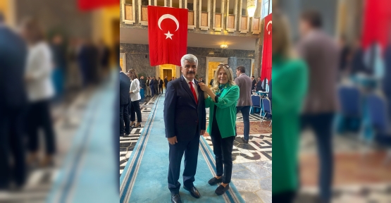 Sadettin Hülagü  Vekil Rozetini Taktı