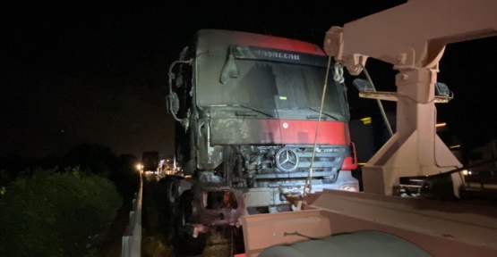 Tem’de Alev Topuna Dönen Tır Trafiği Durdurdu