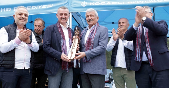 Başkan Büyükakın’a Hediye Kemençe
