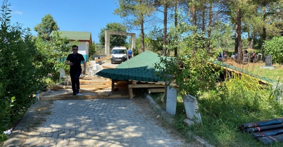 Dua Okuyanların Üzerine Sundurma Çöktü: 3 Yaralı
