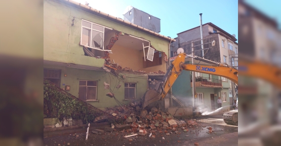 Körfez’de Son Ağır Hasarlı Bina da Yıkıldı