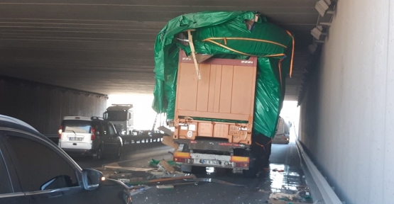 ALT GEÇİDE SIKIŞAN TIR BERABERİNDE KAZAYI GETİRDİ
