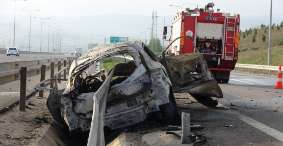 BARİYERİN ÖNÜNDEN GİRİP ARKASINDAN ÇIKTIĞI OTOMOBİL ALEV ALDI: 2 ÖLÜ, 1 YARALI
