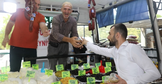 Büyükşehir’den Esnaf Ve Vatandaşa Aşure İkramı