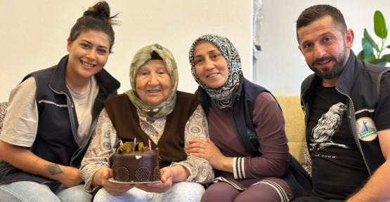 Kartepeli Ayşe Nene 82 Yaşında İlk Kez Doğum Günü Kutladı