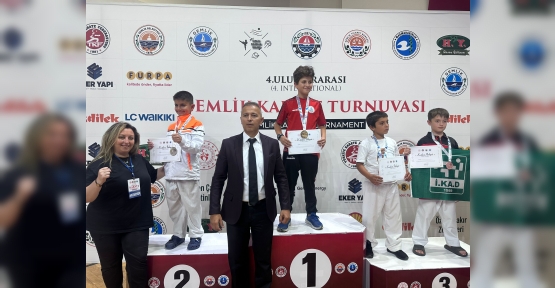 Körfezli Karateciler Madalya Kürsüsünden İnmiyorlar