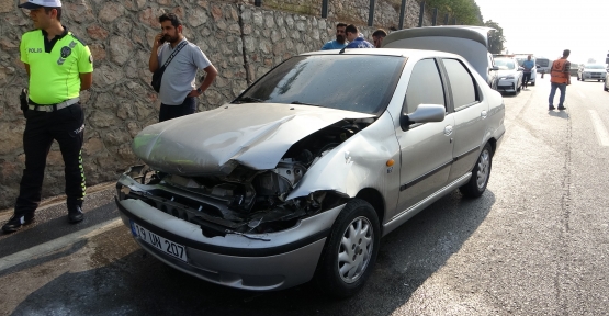 TIRA ÇARPAN OTOMOBİLDEN DUMANLAR YÜKSELDİ: 1 YARALI