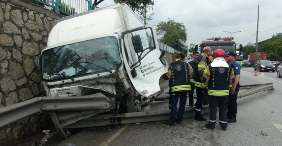 YOLDAN ÇIKAN OTOMOBİL ÖNCE BARİYERLERE ARDINDAN DUVARA ÇARPTI