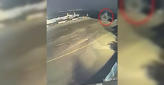 Dalgın Sürücü Denize Uçan Araçtan Yüzerek Çıktı