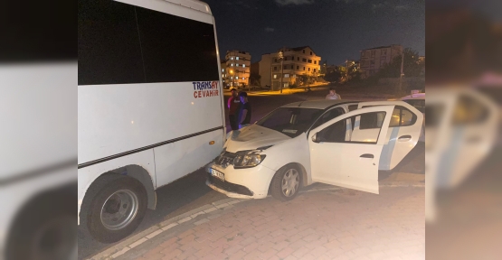 OTOMOBİL İLE SERVİS MİNİBÜSÜ ÇARPIŞTI: 1 YARALI