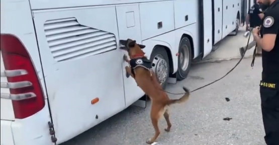 TEM’DE DURDURULAN YOLCU OTOBÜSÜNDEN 76 KİLO EROİN ÇIKTI