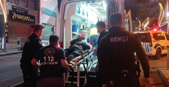 BIÇAKLANAN 3 KİŞİ YARALI HALDE OTOMOBİLE BİNİP KAÇTI