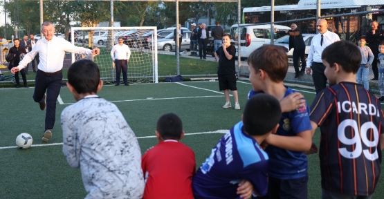 Büyükakın, Çayırova’da Çocuklarla Futbol Oynadı