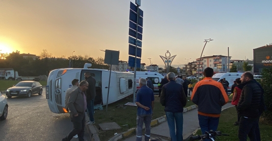 HALK OTOBÜSÜ İLE ÇARPIŞAN İŞÇİ SERVİSİ DEVRİLDİ: 11 YARALI