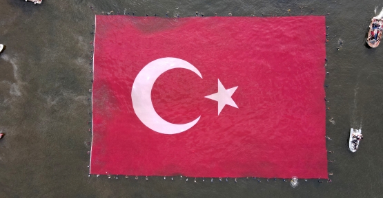 İZMİT KÖRFEZİ'NDE 1923 METREKARELİK BAYRAK AÇILDI