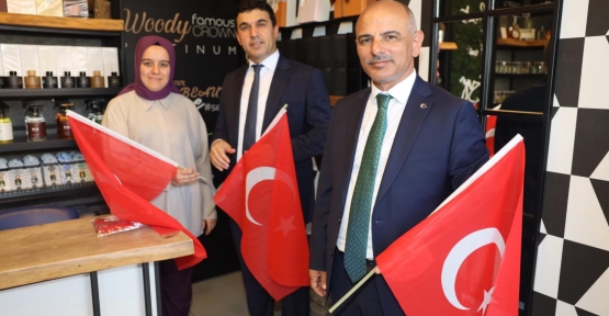 KÖRFEZ BELEDİYESİ, CUMHURİYETİN 100. YILI İÇİN BAYRAK DAĞITTI