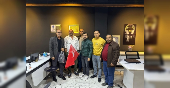 MHP’lilerden Esnafa Hediye Kur'an-ı Kerim ve Türk Bayrağı