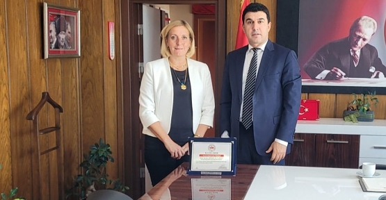Muhtar Yiğit, Plaketi İle  Kaymakam Kalkar’a Gitti