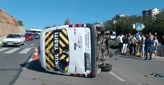 VİRAJI ALAMAYAN SERVİS MİNİBÜSÜ DEVRİLDİ: 1 YARALI