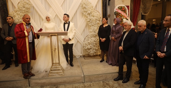 AK Parti’li Selvi, Temayülden Çıkıp Düğününe Yetişti