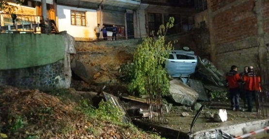 ÇÖKEN YOL SEBEBİYLE 3 BİNA TAHLİYE EDİLDİ