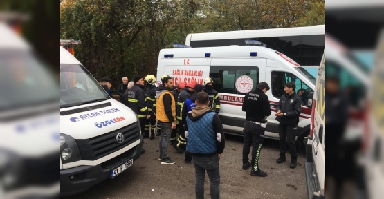 KAMYONETİN ALTINDA KALAN YAŞLI ADAMI HAYATA DÖNDÜRMEK İÇİN ZAMANLA YARIŞTILAR