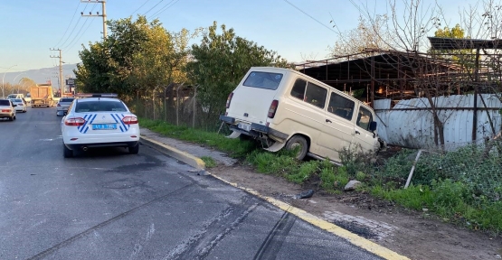 Otomobil İle Çarpışan Minibüs Evin Bahçesine Girdi: 1 Yaralı