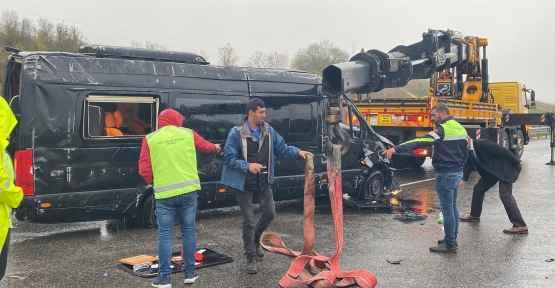 OTOMOBİL İLE SERVİS MİNİBÜSÜ ÇARPIŞTI: 5 YARALI