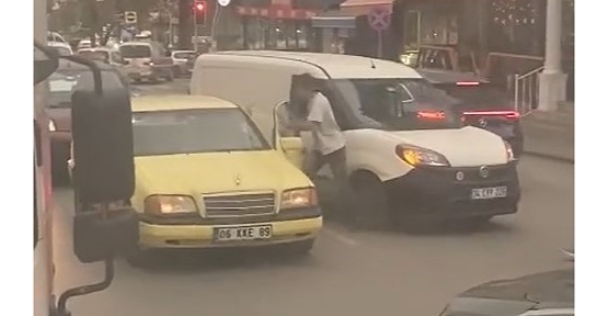 TRAFİKTE TARTIŞTIĞI SÜRÜCÜYE BÖYLE SALDIRDI