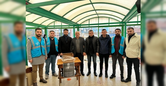 AK Partili Gençler İslamoğlu  İçin Lokum Dağıttı