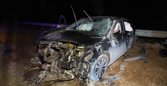 BELEDİYE OTOBÜSÜYLE KAFA KAFAYA ÇARPIŞAN OTOMOBİL HURDAYA DÖNDÜ: 1 ÖLÜ, 2 YARALI