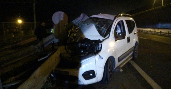 Hafif Ticari Araç Bariyere Ok Gibi Saplandı: 1'i Ağır 3 Yaralı