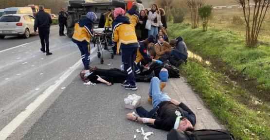 OTOMOBİL YOLCU MİNİBÜSÜNE ÇARPTI, ORTALIK SAVAŞ ALANINA DÖNDÜ: 17 YARALI