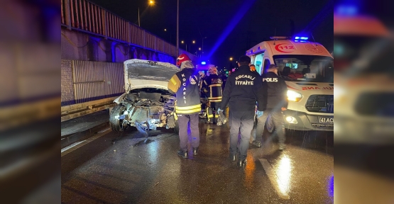 Bariyere Çarpan Otomobil Hurdaya Döndü: 2 Ölü, 1 Yaralı