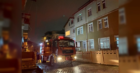 BULAŞIK MAKİNESİNDE ÇIKAN YANGINA MÜDAHALE EDERKEN DUMANDAN ETKİLENDİ