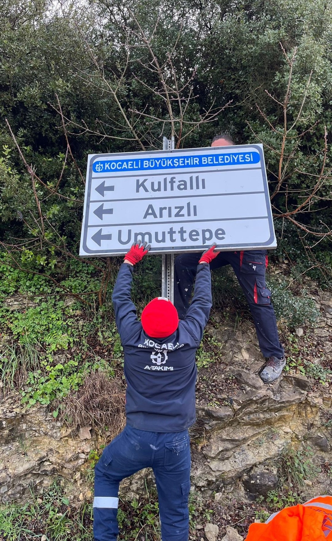 Büyükşehir, Yıpranan Yön Ve Trafik Levhalarını Yeniliyor