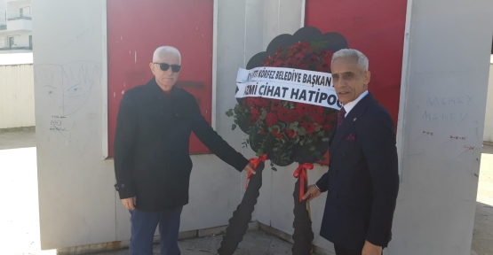 Deprem Anıtının Mimarı İle Birlikte Çelenk Koydular.